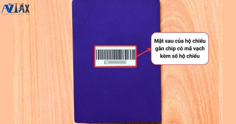 Mặt sau của hộ chiếu gắn chip cũng in mã vạch và số hộ chiếu.