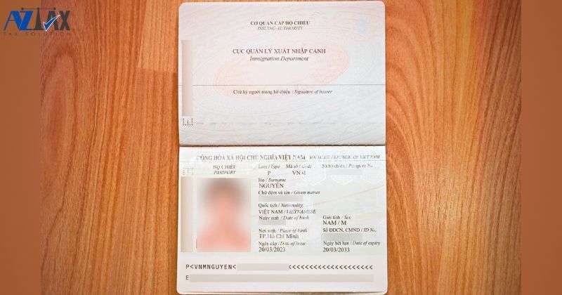 Trang thông tin nhân thân trên cả hộ chiếu gắn chip đều được cán lớp bìa bóng để chống hư hại theo thời gian.